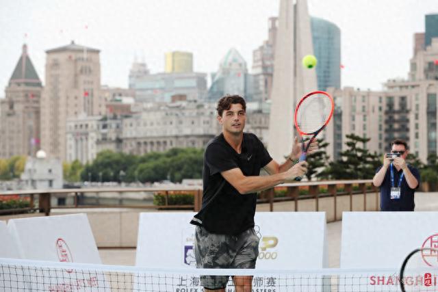 桌上摆满了 桌上摆满了